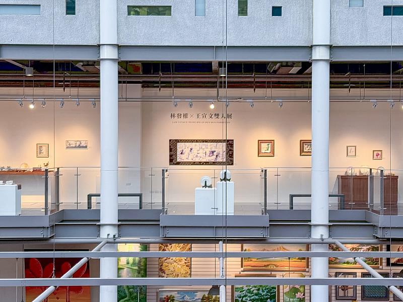 本次展覽匯集器皿、瓷板與彩瓷作品，從華麗繁複到靜謐細膩，呈現林發權與王宣文兩位藝術家各具特色的釉上彩語彙。