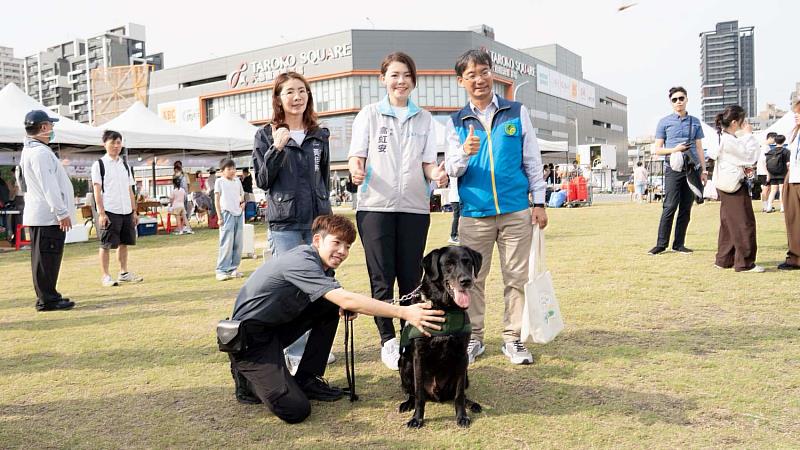 市長高虹安前往農業部動植物防疫檢疫署桃園分署攤位，與檢疫犬互動。