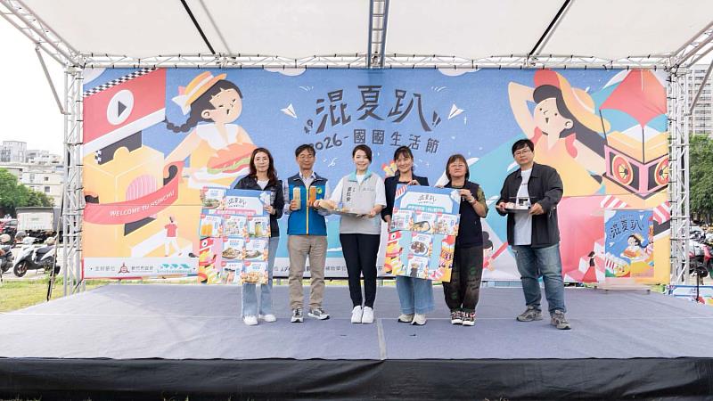 市長高虹安與貴賓在台上互動，推廣異國美食。