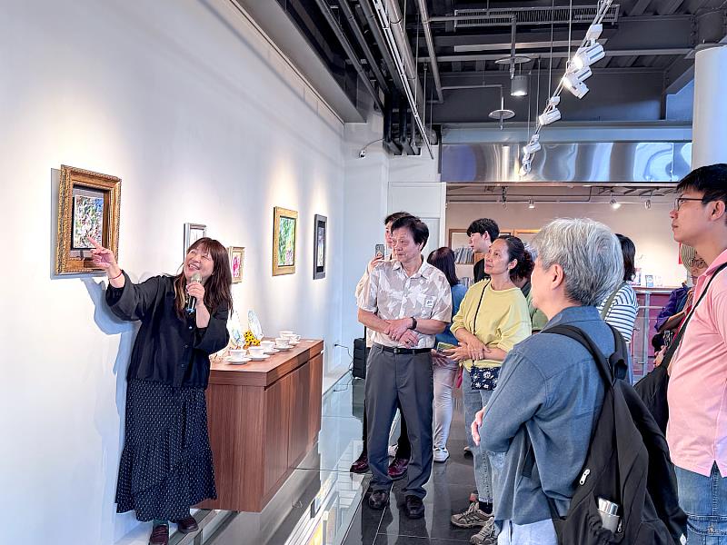 王宣文老師於展場親自導覽，從作品構圖、畫面意境到釉上彩表現，與現場觀眾近距離分享創作理念與細節。