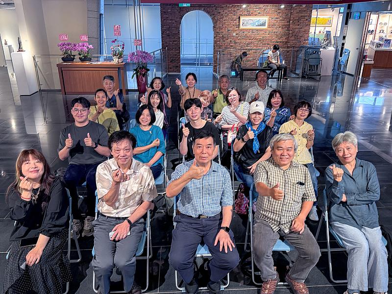 開幕現場座無虛席，來賓們以熱情互動與掌聲支持展覽，也為這場結合釉上彩工藝與生活記憶的雙人展增添溫暖氛圍。