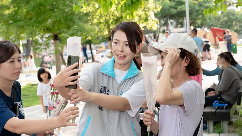 市長高虹安與民眾互動合影。