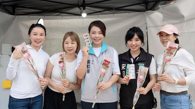 市長高虹安體驗拍貼機。