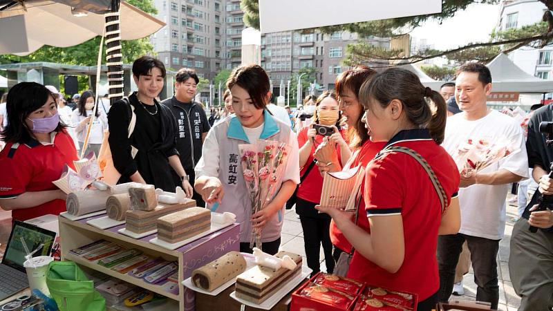 市長高虹安前往攤位互動。