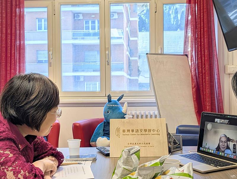 徐佳青訪視羅馬臺灣華語文學習中心（TCML），並與學員互動交流。