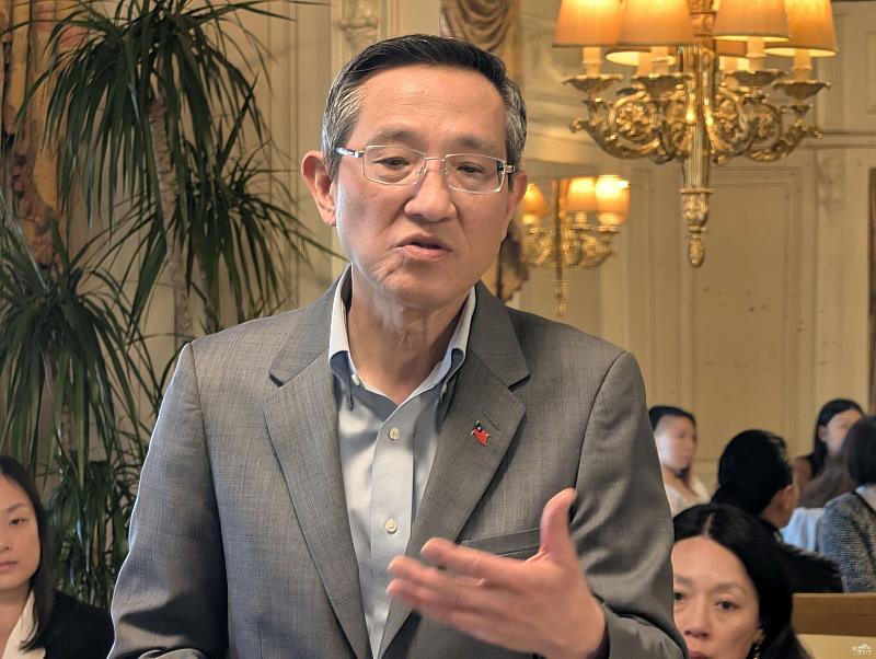駐義大利代表處大使蔡允中感謝徐佳青對義大利僑務工作的支持。