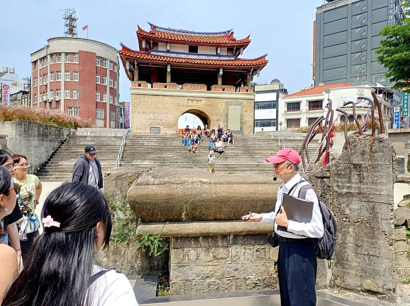 由李聖德老師導覽解說竹塹城迎曦門國定古蹟。（照片/校方提供）