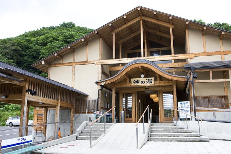 遠刈田溫泉傳說是江戶淘金者金賣橘次在岩崎山發現金脈後，意外目睹湯煙自岩縫冉冉升起而發現的。