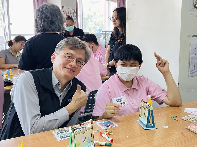 臺鹽公司總經理李杰翰（左）陪伴伊甸學員體驗手作相框，共同將創意轉化為溫馨的母親節禮物。