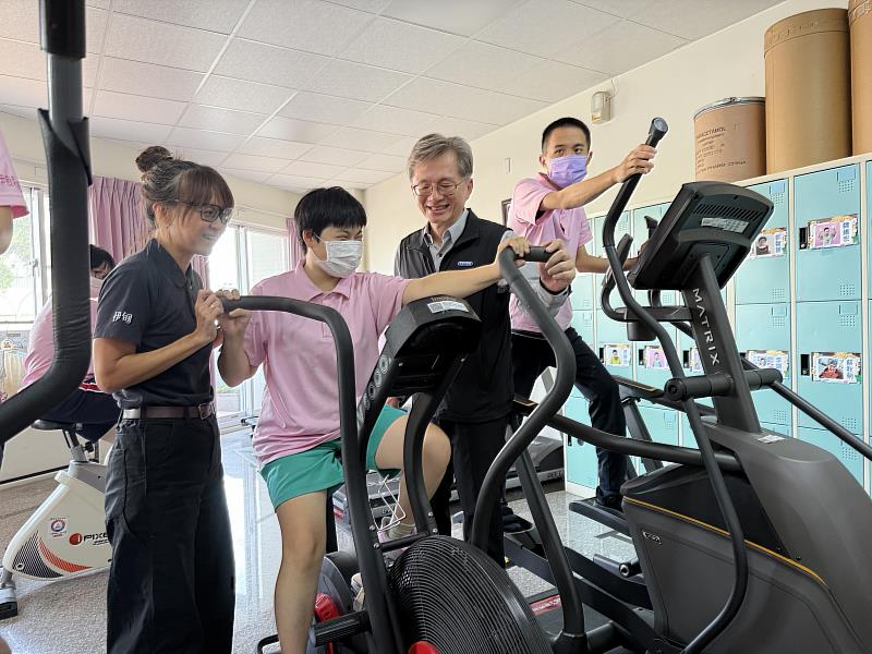 臺鹽志工走進伊甸台南據點，總經理李杰翰（右2）關心學員日常運動與健康狀況。
