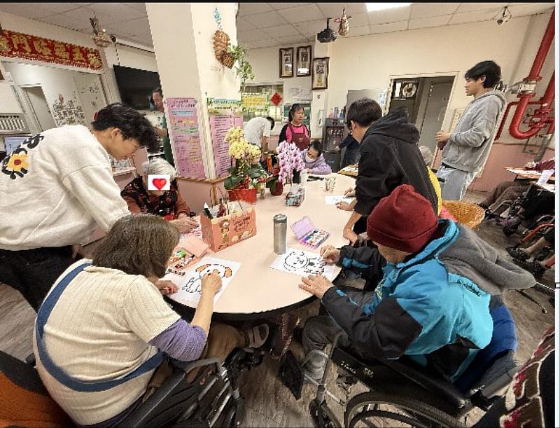 元智學生到東陽長照中心，陪伴長者度過充實溫暖的時光。