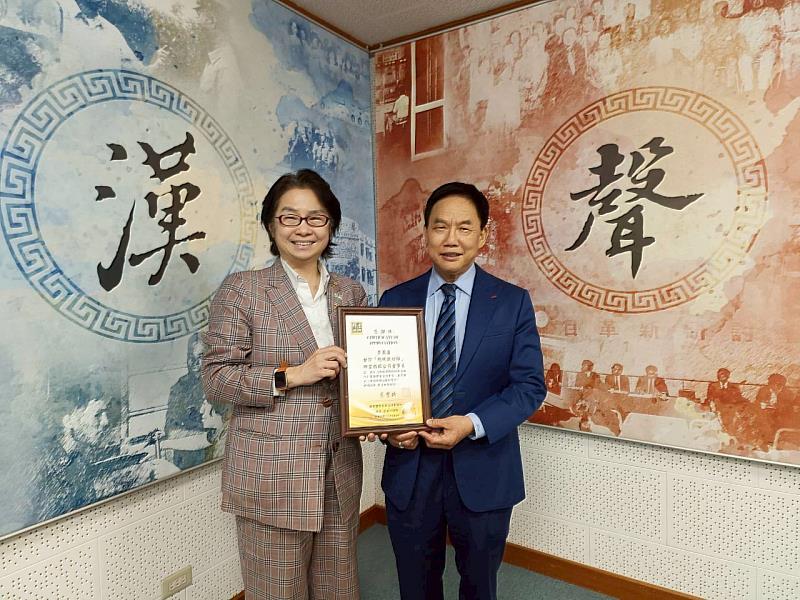 群景國際商務法律事務所所長蔡慧玲律師（左）頒贈廣播專訪感謝狀予「總統裁縫師」紳裝西服董事長李萬進（右）。