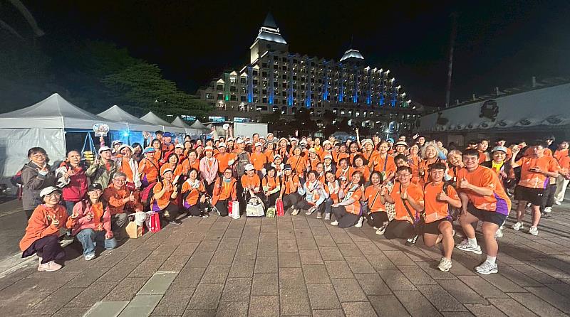 「淡江大橋通車路跑」充滿在地意義，淡江大學志工團隊開心合影。（圖／淡江大學提供）