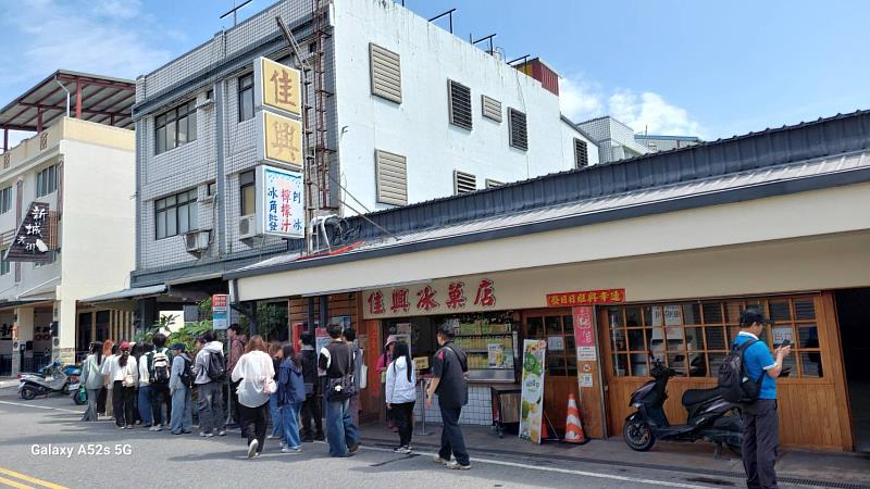 周玉書老師解說介紹新城老街街景。
