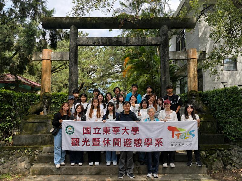 東華大學觀遊系師生和周玉書老師在新城神社舊址合照。