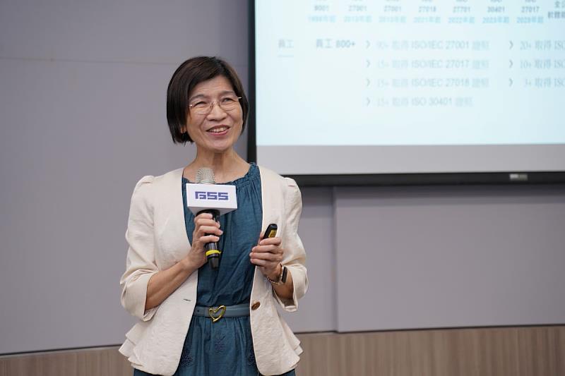 叡揚資訊群總胡瑞柔相信，AI可以成為志工的小幫手，但取代不了志工的價值。