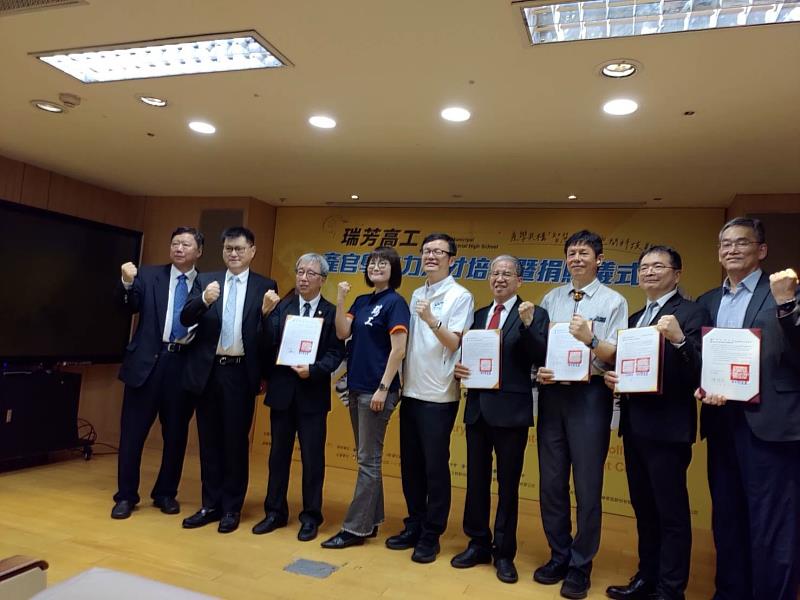 在新北市教育局局長張明文（左5）見證下，聖約翰科大與瑞芳高工及產業界正式簽署合作備忘錄，宣布推動「國際菁英人才培育計畫」，全力打造從高職、大學到優質企業的「升學就業一條龍」人才孵化藍圖。
