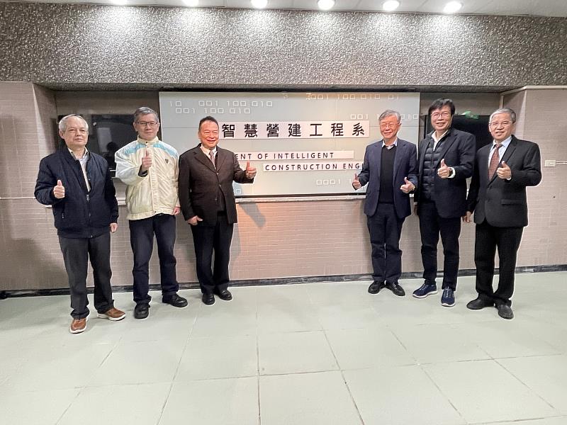 亞翔工程永續長許書銘（左2）認為培養具備數位素養與整合創新能力的現代化工程人才，這是聖約翰科大成立「智慧營建工程系」的核心願景。