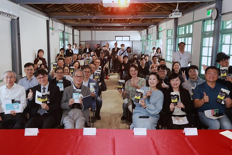 與會貴賓與實踐大學團隊於大學社會責任實踐計畫簡報後合影，現場匯聚中央、地方及學界多方代表。