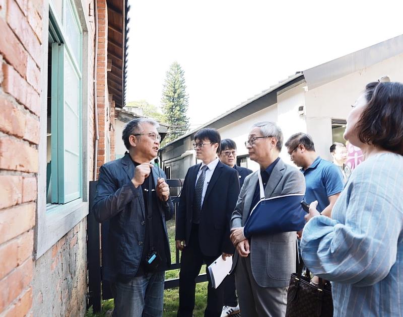 計畫主持人王俊雄向吳思瑤立委、李遠部長及朱俊彰次長等貴賓說明本校建築職人介入中心新村場域修復的成果。
