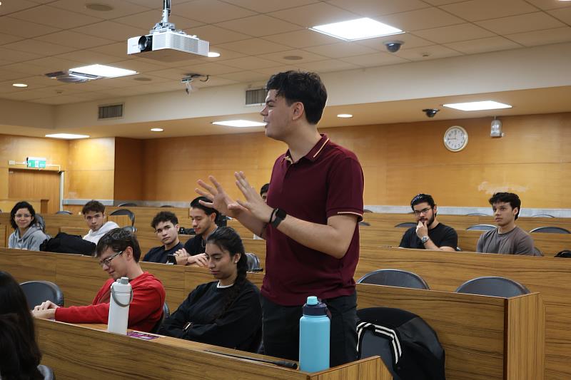 學生代表熱切分享家鄉文化與學習體悟，內容涵蓋專業課程修習、研究參與等面向。
