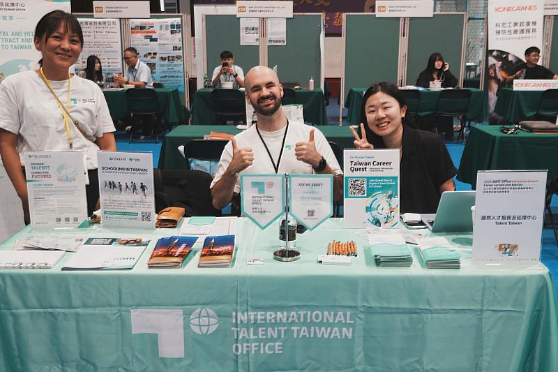 活動邀集指標企業現場徵才，提供多元職缺，促進國際學生與企業面對面交流與媒合。