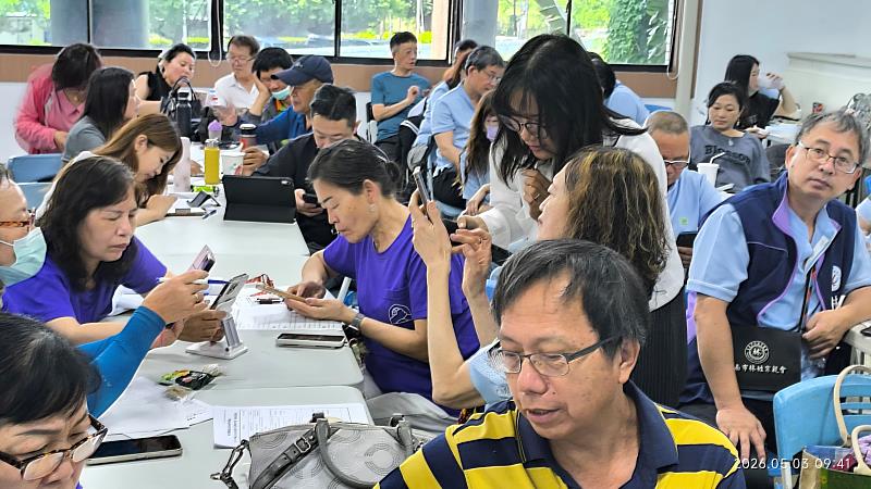 侯姵伃老師細心指導義工夥伴剪輯短影音的實務操作。