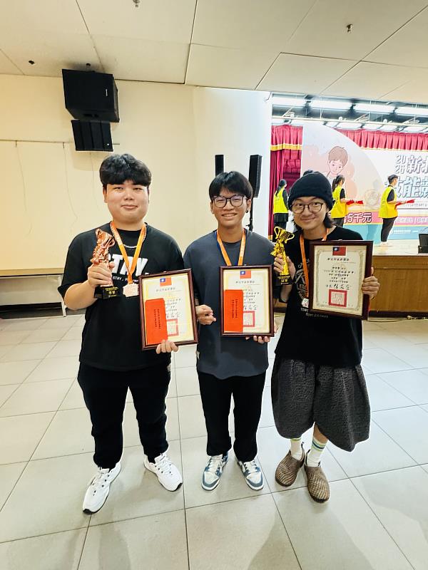 陳修醫（右起）、林鉦哲、林泓翮3位選手囊括新北技能競賽冠軍、季軍及優勝3項殊榮。
