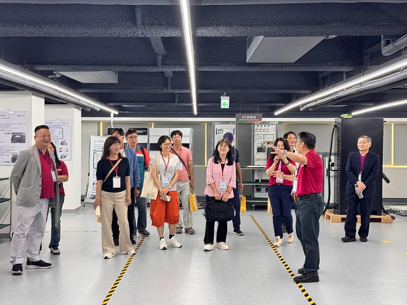 電動車晶片暨充電樁研發人才培育基地參訪。