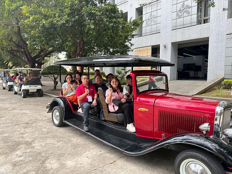 新化高中師長體驗搭乘電動車。