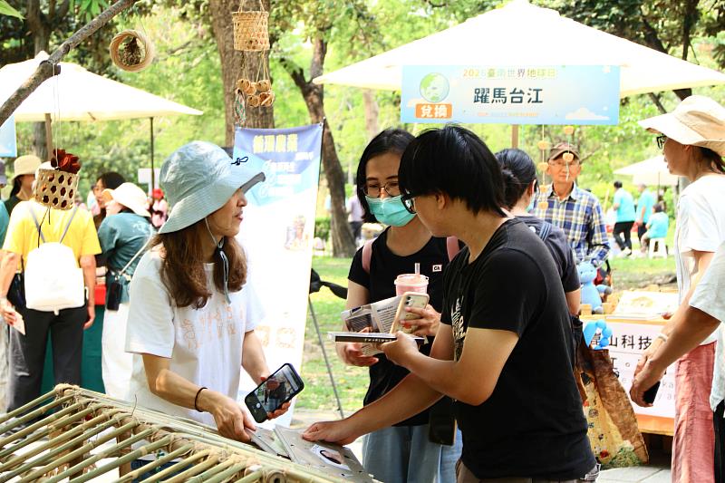團隊成員和民眾解釋竹籠茨傳統文化。