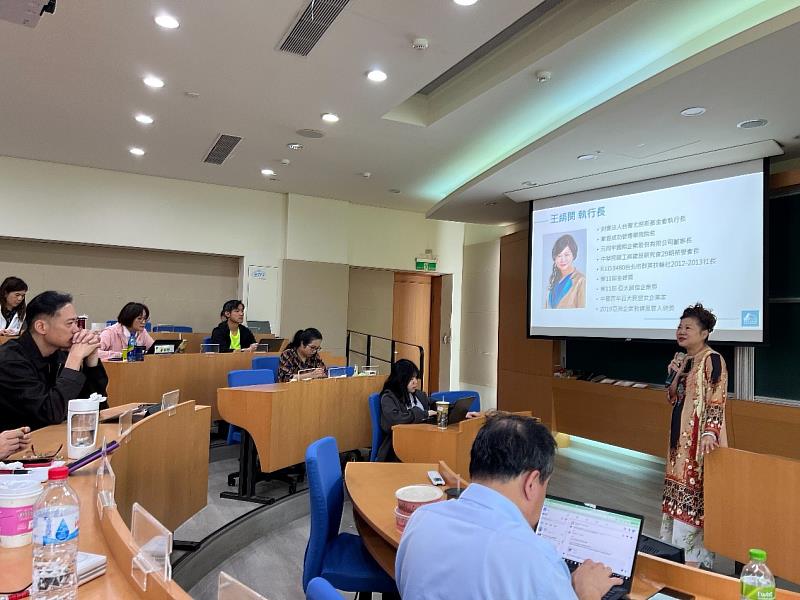 台灣尤努斯基金會執行長王絹閔分享創會故事。
