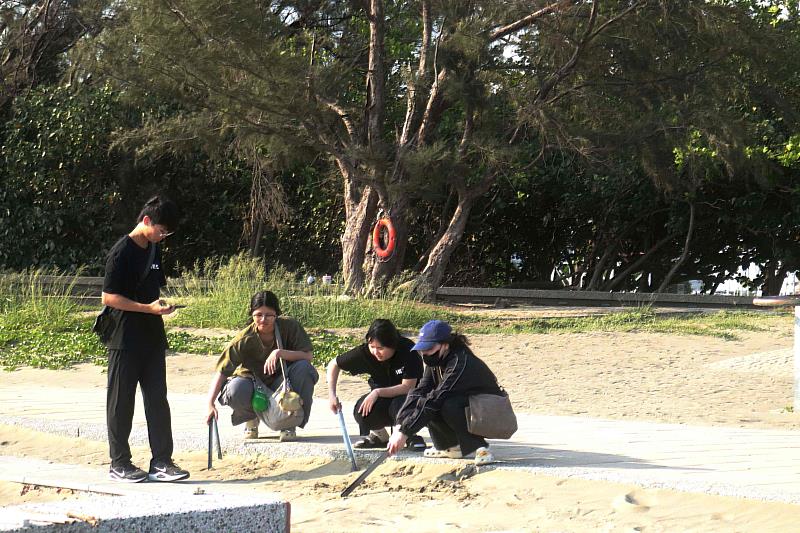 同學們共同清理垃圾。