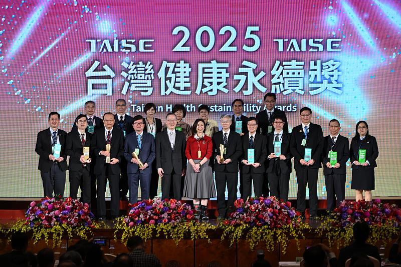 2025台灣健康永續獎由衛福部次長林靜儀（前右7）頒獎，TAISE董事長簡又新大使（前左5）與醫院受獎代表合影。
