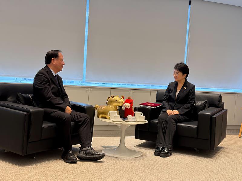 葛永光主任向盧秀燕市長表達謝意，並就青年培育交換意見。