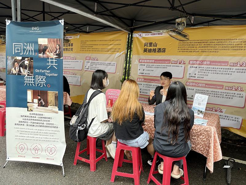 南華大學舉辦校園徵才博覽會，學生踴躍參加，藉以了解職缺與實習機會。