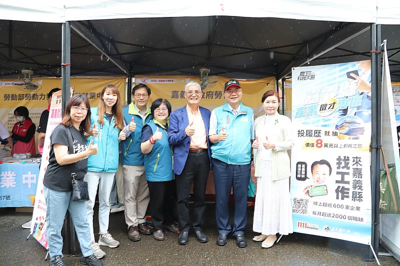 南華大學舉辦校園徵才博覽會，嘉義縣政府勞工暨青年發展處副處長林俊傑（右2）率團隊於活動現場設攤，提供多元就業服務資訊，並與高俊雄校長（右3）及南華師長合影。