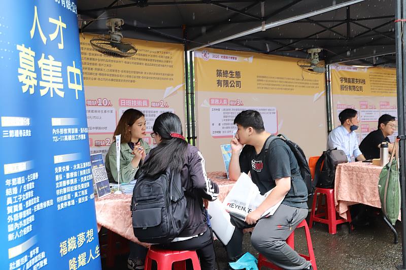 南華大學舉辦校園徵才博覽會，學生踴躍參加，藉以了解實習與就業的機會。