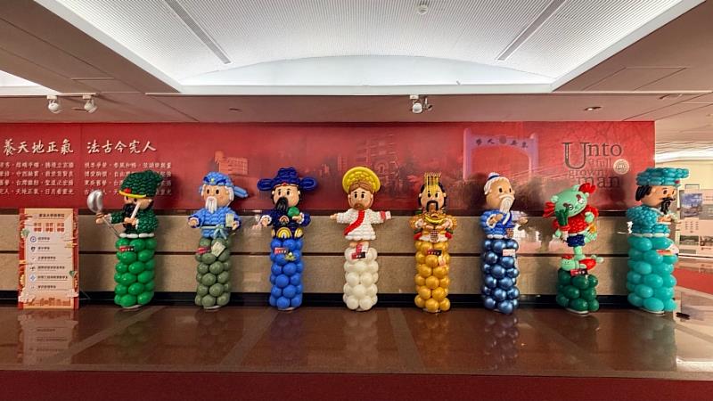 圖五、臺北場商學院神明汽球保佑考生金榜題名。