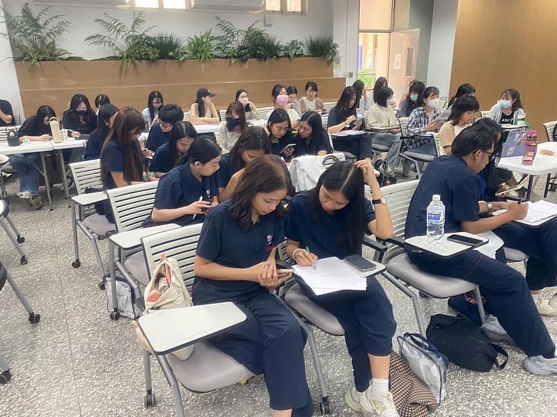本系學生與CEU學生分組討論臨床案例，激盪不同國界的臨床判斷思維。