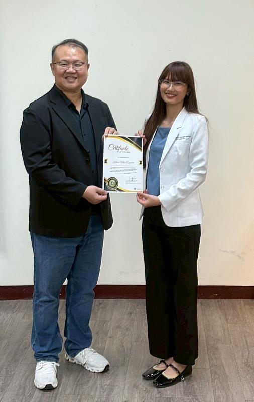 視光學系主任（左）頒發交流證書予CEU學生（右），除了肯定學生這一週的學習成果，也象徵兩校在教育合作上的成功。