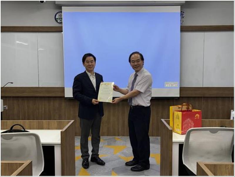 何文照主任致贈韓國學者Duckshin Park紀念品。
