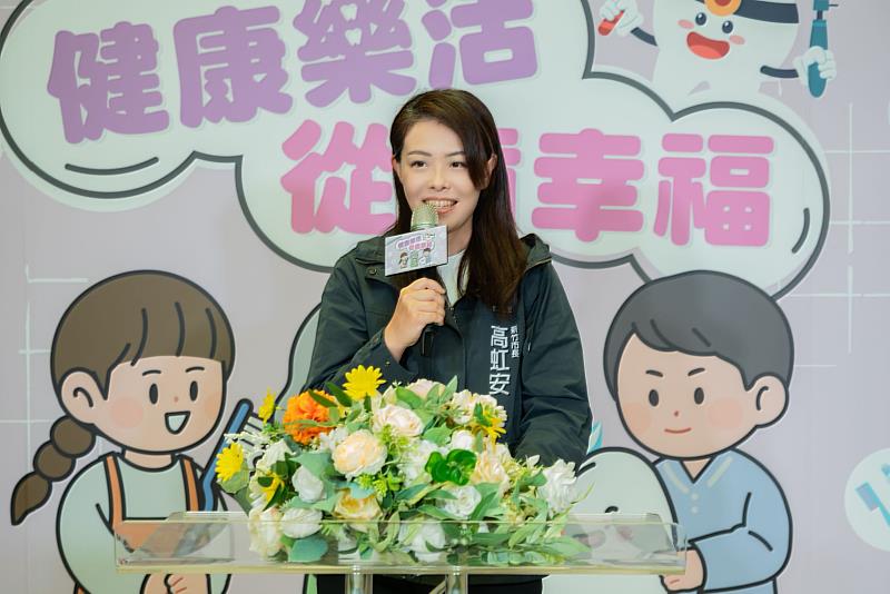 高市長等貴賓體驗「益口銅身操」。