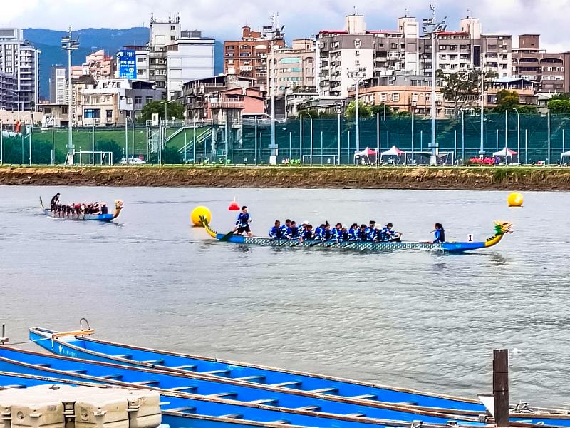 第21屆鯨神盃龍舟錦標賽總計65支隊伍在百齡橋下左岸河濱公園齊聚競技，場面熱血沸騰。