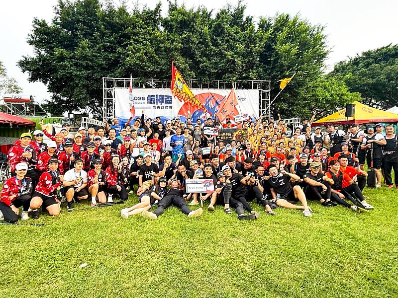 龍舟200公尺直道賽於5月2日圓滿落幕，男子組、女子組及混合組得名隊伍齊聚舞台前合照。