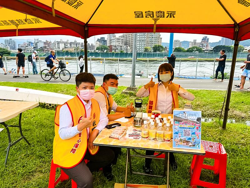 永慶房屋連續3年響應鯨神盃龍舟錦標賽，提供礦泉水與濕紙巾等物資，為參賽選手加油打氣。