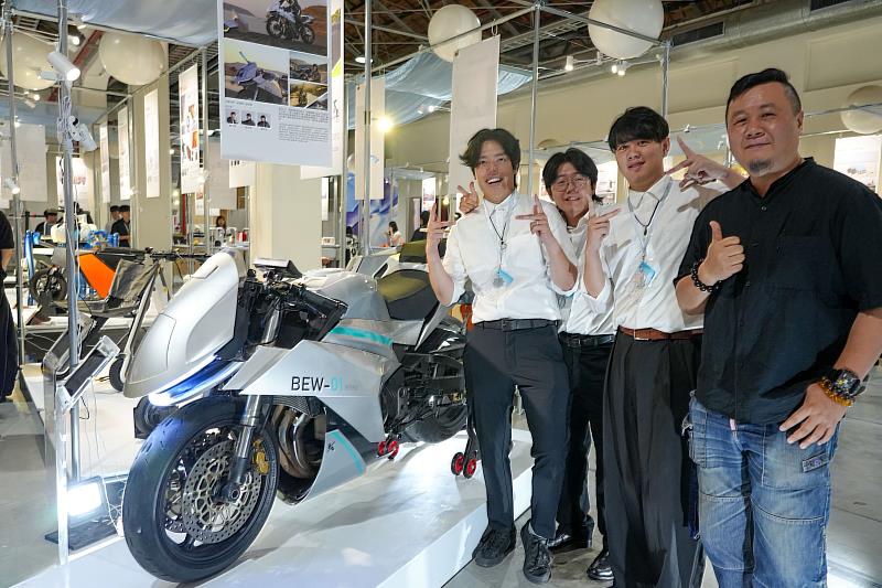 《BEW-01攝影運動旅行重機》，整合隱藏式相機與跟拍無人機設計，展現對未來移動生活的想像力，入圍金點新秀贊助特別獎及KYMCO設計挑戰盃。