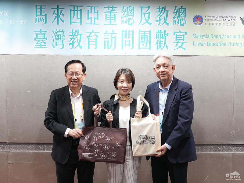 董教總教育訪問團致贈紀念品，由李姸慧副委員長代表接受。