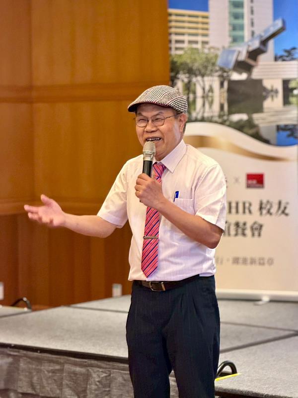 鄭仁偉教授勉勵大家與時俱進。