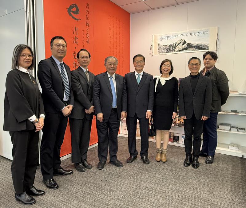 由淡江大學與臺北駐日經濟文化代表處於2025年聯合舉辦的「書法的傳統與科技－e筆暨張炳煌書畫展」在東京展出，3月1日葛煥昭校長（左5）率團參訪日本姊妹校後特地親訪，由張炳煌介紹書畫展內容（左4），臺北駐日經濟文化代表處教育組黃冠超組長出席接待淡江訪日團（左3）。（圖／淡江大學提供）